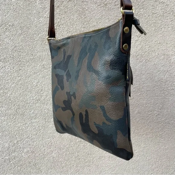 Zina Kao 🇺🇸 CAMO Print | Leather Crossbody Bag - Picture 7 of 9